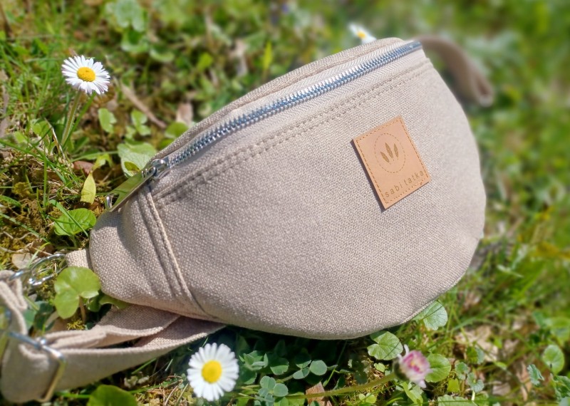 Lniana nerka z plecionki w naturalnym odcieniu beżu – lekka, stylowa i praktyczna. Idealna na spacer, podróż i co dzień. Naturalna faktura, wygodne zapięcie i ponadczasowy design.