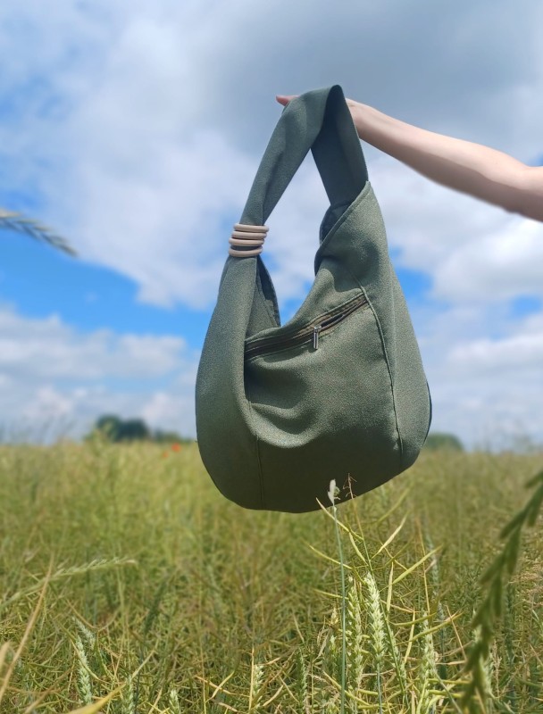 Torba worek z lnianej plecionki o miękkiej, naturalnej fakturze. Lekka, pojemna i wygodna, idealna na co dzień. Subtelny, minimalistyczny design w neutralnym kolorze pasuje do stylizacji casual i boho.