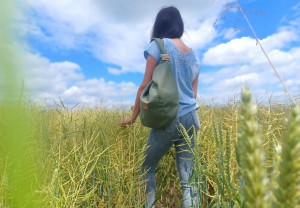 Torba worek z lnianej plecionki o miękkiej, naturalnej fakturze. Lekka, pojemna i wygodna, idealna na co dzień. Subtelny, minimalistyczny design w neutralnym kolorze pasuje do stylizacji casual i boho.