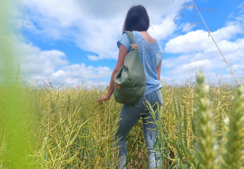 Torba worek z lnianej plecionki o miękkiej, naturalnej fakturze. Lekka, pojemna i wygodna, idealna na co dzień. Subtelny, minimalistyczny design w neutralnym kolorze pasuje do stylizacji casual i boho.