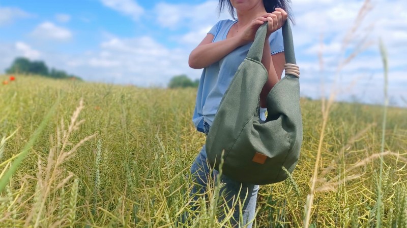 Torba worek z lnianej plecionki o miękkiej, naturalnej fakturze. Lekka, pojemna i wygodna, idealna na co dzień. Subtelny, minimalistyczny design w neutralnym kolorze pasuje do stylizacji casual i boho.