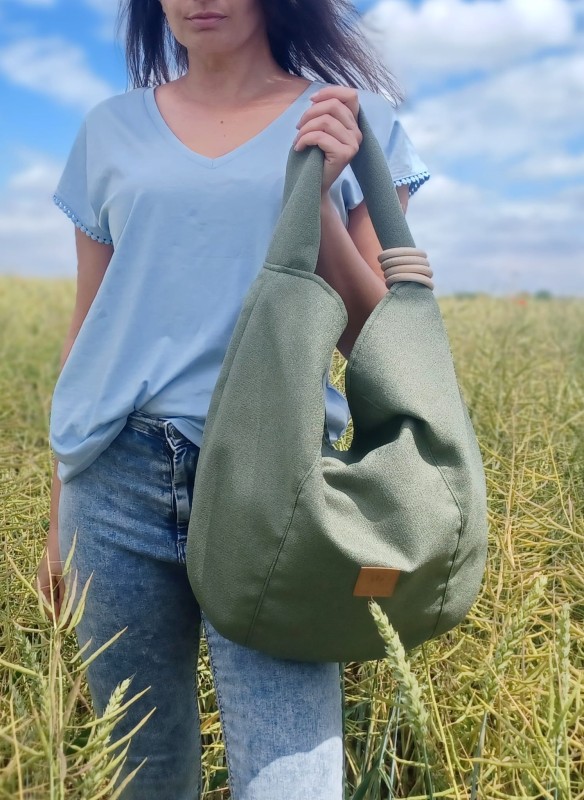 Torba worek z lnianej plecionki o miękkiej, naturalnej fakturze. Lekka, pojemna i wygodna, idealna na co dzień. Subtelny, minimalistyczny design w neutralnym kolorze pasuje do stylizacji casual i boho.