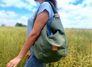 Torba worek z lnianej plecionki o miękkiej, naturalnej fakturze. Lekka, pojemna i wygodna, idealna na co dzień. Subtelny, minimalistyczny design w neutralnym kolorze pasuje do stylizacji casual i boho.