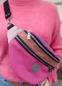 Maxi nerka w odcieniach fuksji i różu, miękka welurowa faktura, pojemna i wygodna. Noszona na skos na plecach, idealna do miejskich stylizacji. Stylowa, praktyczna, lifestyle look.