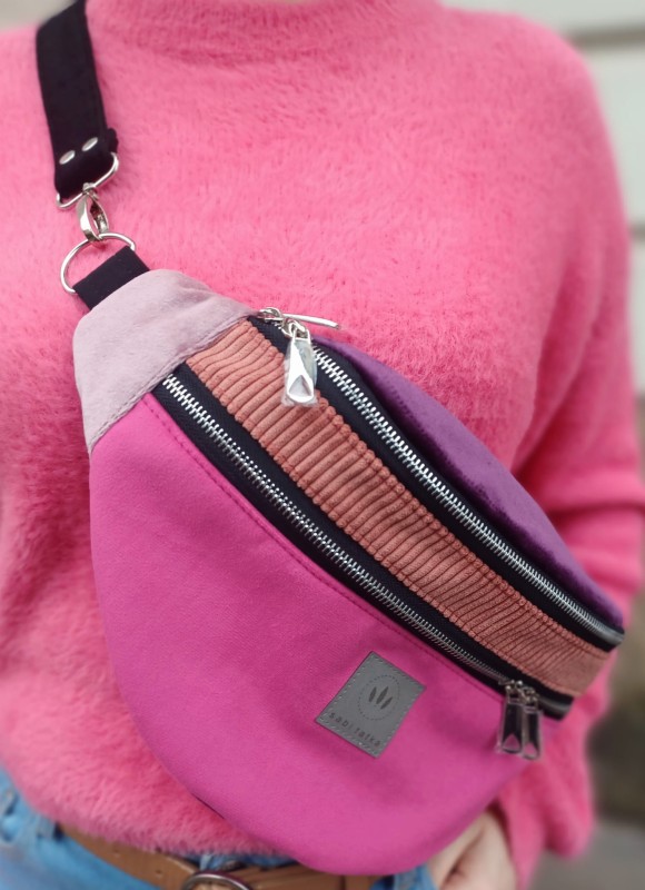 Maxi nerka w odcieniach fuksji i różu, miękka welurowa faktura, pojemna i wygodna. Noszona na skos na plecach, idealna do miejskich stylizacji. Stylowa, praktyczna, lifestyle look.