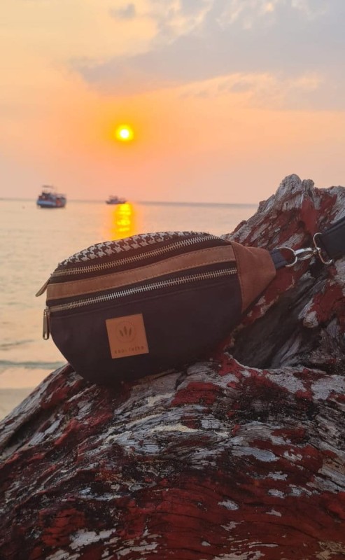 Zamszowa nerka w czarno-brązowej kolorystyce to stylowy i funkcjonalny dodatek na co dzień. Minimalistyczny design, regulowany pasek i wysokiej jakości materiały sprawdzą się w miejskich stylizacjach.