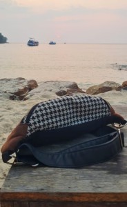 Zamszowa nerka w czarno-brązowej kolorystyce to stylowy i funkcjonalny dodatek na co dzień. Minimalistyczny design, regulowany pasek i wysokiej jakości materiały sprawdzą się w miejskich stylizacjach.