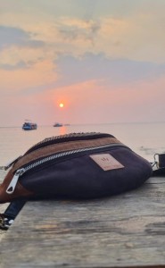 Zamszowa nerka w czarno-brązowej kolorystyce to stylowy i funkcjonalny dodatek na co dzień. Minimalistyczny design, regulowany pasek i wysokiej jakości materiały sprawdzą się w miejskich stylizacjach.