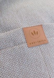 Stylowa, jasnobeżowa torebka typu hobo z naturalnej tkaniny. Minimalistyczny design, lekka i pojemna, idealna na co dzień i spacery. Ponadczasowa elegancja w stylu lifestyle & slow fashion.