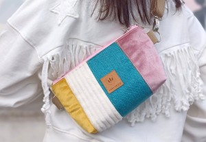 Kolorowa torebka nerka w stylu patchwork – połączenie pastelowych tkanin o różnych fakturach. Lekka, praktyczna i modna, idealna na co dzień i do miejskich stylizacji. Regulowany pasek, nowoczesny design.