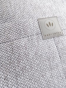 Nowoczesna, szara torebka shopper z wytrzymałej tkaniny, idealna do codziennego użytku. Minimalistyczny design, pojemne wnętrze i wygodne paski sprawiają, że doskonale pasuje do miejskich, casualowych stylizacji.