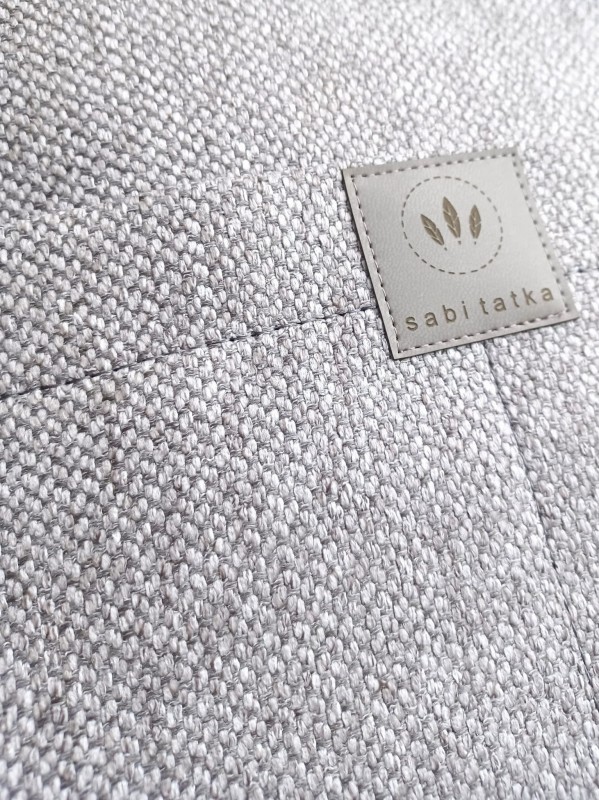 Nowoczesna, szara torebka shopper z wytrzymałej tkaniny, idealna do codziennego użytku. Minimalistyczny design, pojemne wnętrze i wygodne paski sprawiają, że doskonale pasuje do miejskich, casualowych stylizacji.