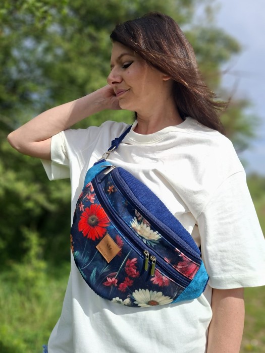 Duża nerka w kwiaty – stylowa i pojemna saszetka na pas lub przez ramię. Wytrzymały materiał, praktyczne kieszenie i wygodny zamek. Idealna na spacer, podróż i codzienne wyjścia. Modny dodatek łączący funkcjonalność z kobiecym stylem. 