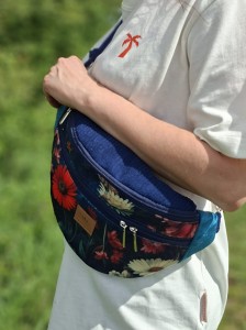 Duża nerka w kwiaty – stylowa i pojemna saszetka na pas lub przez ramię. Wytrzymały materiał, praktyczne kieszenie i wygodny zamek. Idealna na spacer, podróż i codzienne wyjścia. Modny dodatek łączący funkcjonalność z kobiecym stylem. 