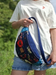 Duża nerka w kwiaty – stylowa i pojemna saszetka na pas lub przez ramię. Wytrzymały materiał, praktyczne kieszenie i wygodny zamek. Idealna na spacer, podróż i codzienne wyjścia. Modny dodatek łączący funkcjonalność z kobiecym stylem. 