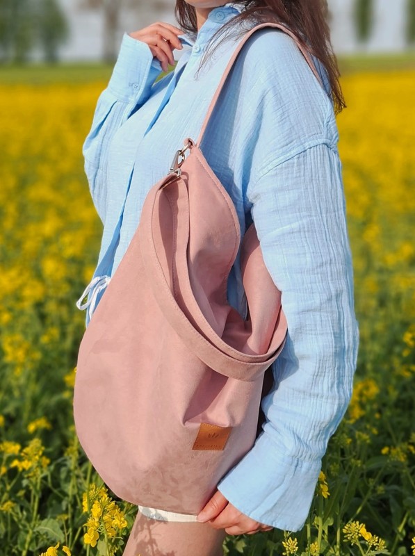 Duża zamszowa torba worek w kolorze jasnego różu z dopinanym, szerokim paskiem