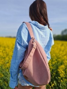 Duża zamszowa torba worek w kolorze jasnego różu z dopinanym, szerokim paskiem