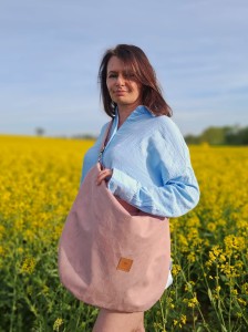 Duża zamszowa torba worek w kolorze jasnego różu z dopinanym, szerokim paskiem