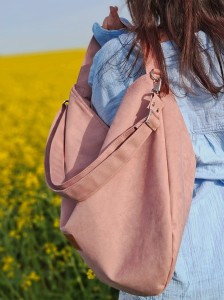 Duża zamszowa torba worek w kolorze jasnego różu z dopinanym, szerokim paskiem