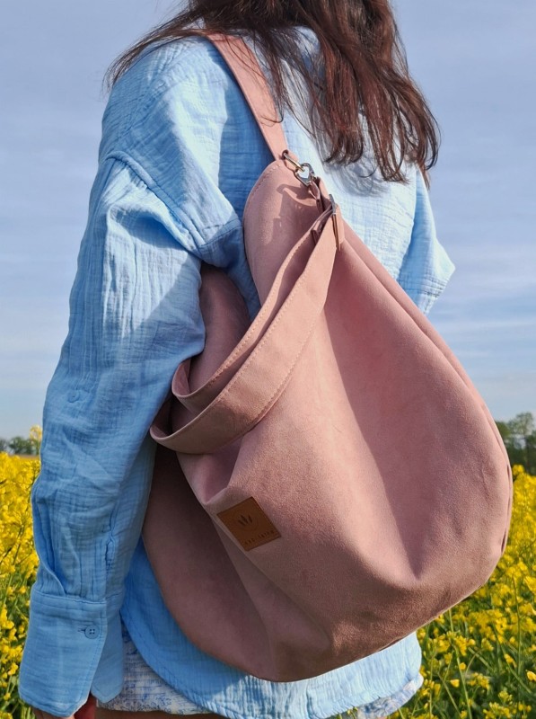 Duża zamszowa torba worek w kolorze jasnego różu z dopinanym, szerokim paskiem