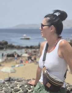 Zamszowa nerka w czarno-brązowej kolorystyce to stylowy i funkcjonalny dodatek na co dzień. Minimalistyczny design, regulowany pasek i wysokiej jakości materiały sprawdzą się w miejskich stylizacjach.