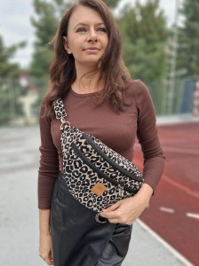 Nerka XL w panterkę z żakardu to modna i pojemna torebka na co dzień. Wyrazisty zwierzęcy wzór przyciąga uwagę, a duża komora i kieszenie na zamek zapewniają wygodne przechowywanie najważniejszych rzeczy. Idealna do miejskich stylizacji i podróży.