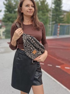 Nerka XL w panterkę z żakardu to modna i pojemna torebka na co dzień. Wyrazisty zwierzęcy wzór przyciąga uwagę, a duża komora i kieszenie na zamek zapewniają wygodne przechowywanie najważniejszych rzeczy. Idealna do miejskich stylizacji i podróży.