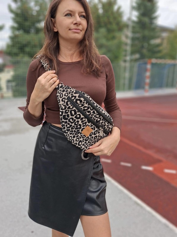 Nerka XL w panterkę z żakardu to modna i pojemna torebka na co dzień. Wyrazisty zwierzęcy wzór przyciąga uwagę, a duża komora i kieszenie na zamek zapewniają wygodne przechowywanie najważniejszych rzeczy. Idealna do miejskich stylizacji i podróży.