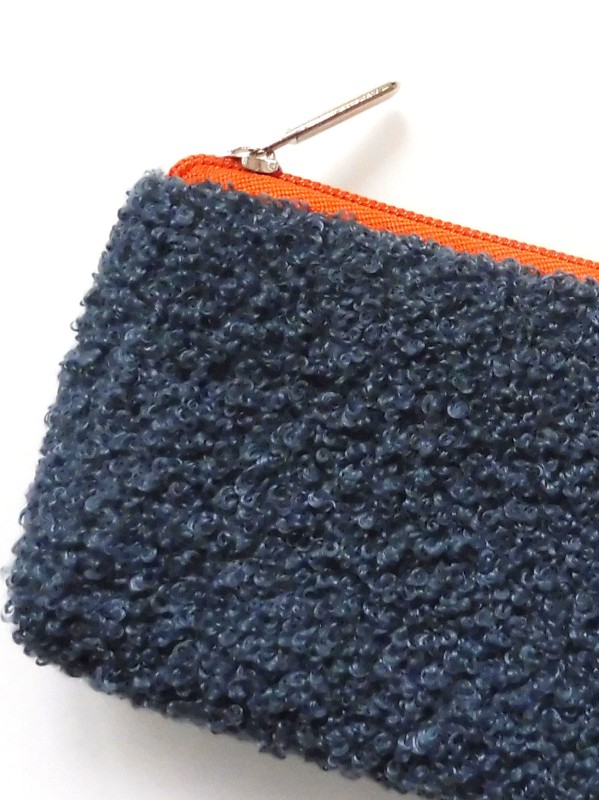 Etui na karty ze granatowej tkaniny typu baranek.