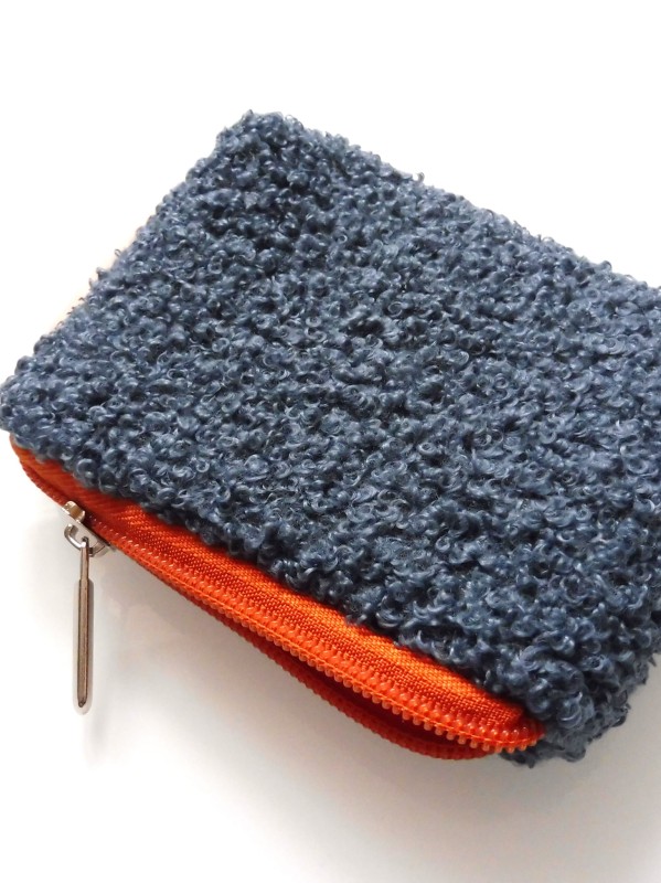 Etui na karty ze granatowej tkaniny typu baranek.