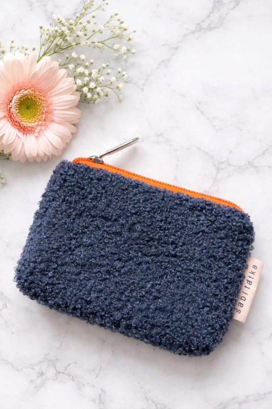 Etui na karty ze granatowej tkaniny typu baranek.