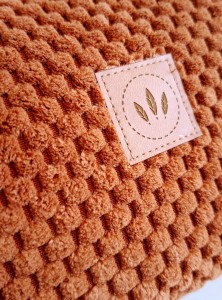 Ręcznie robiona kosmetyczka damska w ciepłym rudym kolorze. Stylowy i funkcjonalny dodatek idealny do torebki, na kosmetyki i drobiazgi lub w podróży