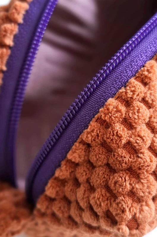 Ręcznie robiona kosmetyczka damska w ciepłym rudym kolorze. Stylowy i funkcjonalny dodatek idealny do torebki, na kosmetyki i drobiazgi lub w podróży