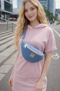 Niebieska torebka nerka to idealny dodatek do miejskich i sportowych stylizacji. Wykonana z modnego, prążkowanego materiału, lekka i pojemna, zapewnia wygodę noszenia na co dzień. Idealna na spacer, zakupy i podróż.