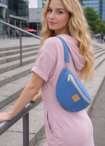 Niebieska torebka nerka to idealny dodatek do miejskich i sportowych stylizacji. Wykonana z modnego, prążkowanego materiału, lekka i pojemna, zapewnia wygodę noszenia na co dzień. Idealna na spacer, zakupy i podróż.