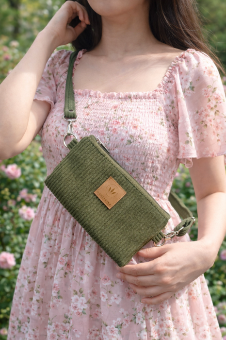 Zielona saszetka ze sztruksu to idealne połączenie designu i funkcjonalności.  Świetnie sprawdzi się jako torebka na telefon. Minimalistyczna forma i kolor khaki czynią ją doskonałym dodatkiem do codziennych stylizacji.