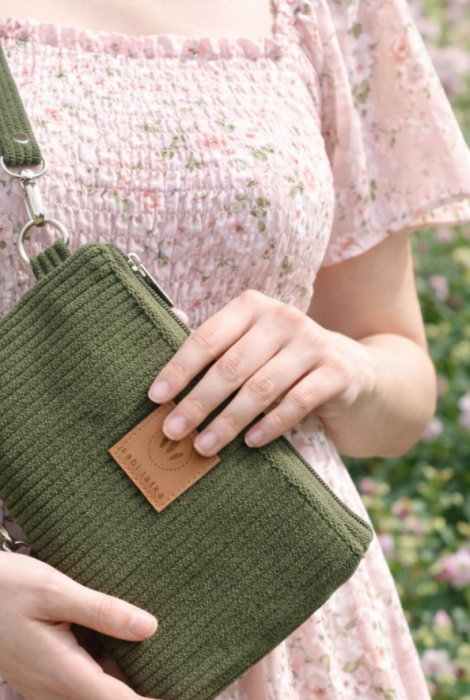 Zielona saszetka ze sztruksu to idealne połączenie designu i funkcjonalności.  Świetnie sprawdzi się jako torebka na telefon. Minimalistyczna forma i kolor khaki czynią ją doskonałym dodatkiem do codziennych stylizacji.