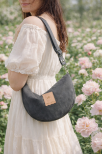 Zamszowa torebka rogalik noszona na skos doskonale uzupełnia romantyczne stylizacje i codzienne outfity. Modny kolor khaki oraz wygodny fason sprawiają, że torebka świetnie sprawdzi się na wyjście do miasta lub w podróży.