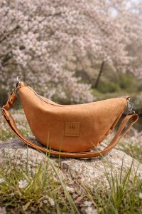 Zamszowa torebka rogalik noszona na skos doskonale uzupełnia romantyczne stylizacje i codzienne outfity. Modny rudy kolor oraz wygodny fason sprawiają, że torebka świetnie sprawdzi się na wyjście do miasta lub w podróży.