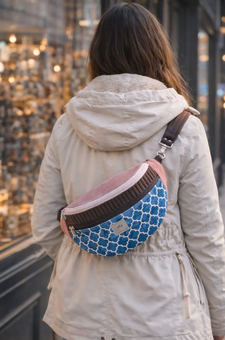 Kolorowa torebka nerka o geometrycznym wzorze, wykonana z wysokiej jakości tkanin. Stylowa i funkcjonalna, idealna do miejskich stylizacji. Regulowany pasek, praktyczne zapięcie i nowoczesny design