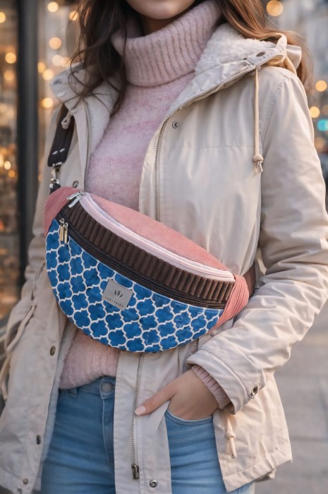 Kolorowa torebka nerka o geometrycznym wzorze, wykonana z wysokiej jakości tkanin. Stylowa i funkcjonalna, idealna do miejskich stylizacji. Regulowany pasek, praktyczne zapięcie i nowoczesny design