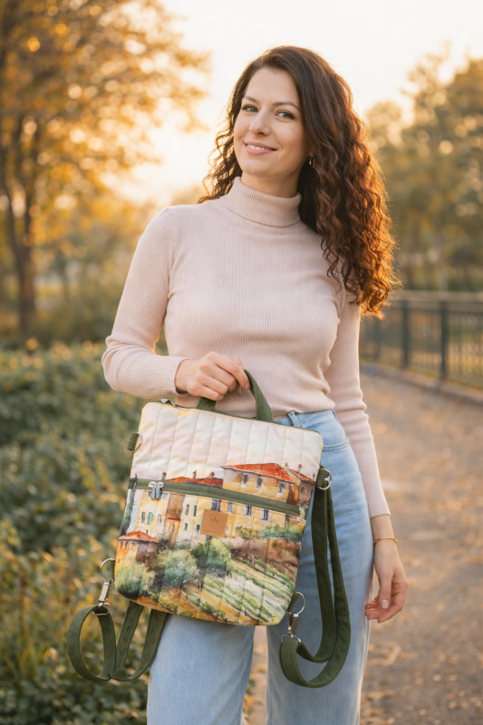 Pikowany plecak damski z artystycznym nadrukiem inspirowanym włoskim miasteczkiem. Lekki, pojemny i wygodny, idealny na co dzień i podróże. Stylowy dodatek do miejskich i casualowych stylizacji.