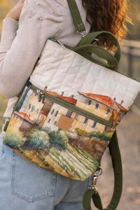 Pikowany plecak damski z artystycznym nadrukiem inspirowanym włoskim miasteczkiem. Lekki, pojemny i wygodny, idealny na co dzień i podróże. Stylowy dodatek do miejskich i casualowych stylizacji.