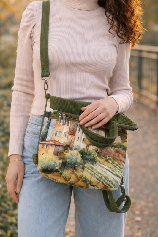 Pikowany plecak damski z artystycznym nadrukiem inspirowanym włoskim miasteczkiem. Lekki, pojemny i wygodny, idealny na co dzień i podróże. Stylowy dodatek do miejskich i casualowych stylizacji.