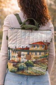 Pikowany plecak damski z artystycznym nadrukiem inspirowanym włoskim miasteczkiem. Lekki, pojemny i wygodny, idealny na co dzień i podróże. Stylowy dodatek do miejskich i casualowych stylizacji.