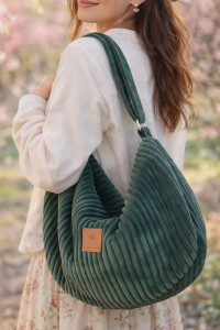 Zielona sztruksowa torba typu hobo o miękkiej formie i minimalistycznym designie. Stylowa, pojemna i wygodna na co dzień, idealna do miejskich i wiosennych stylizacji. Naturalny materiał, modny kolor.