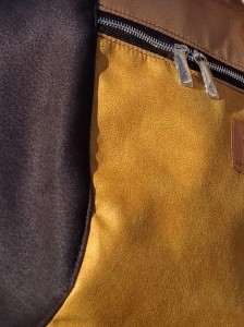 Stylowa, pojemna torba damska w modnym zestawieniu musztardowego brązu i czerni. Wygodna na ramię, idealna do miasta i na co dzień. Nowoczesny design, wysoka jakość i miejski charakter lifestyle.