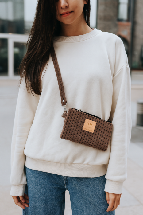 Brązowa saszetka ze sztruksu to stylowy i funkcjonalny dodatek w miejskim, nowoczesnym stylu. Wykonana z miękkiego, trwałego materiału, idealnie sprawdzi się na co dzień – na spacer, zakupy czy podróż.