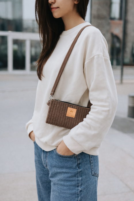 Brązowa saszetka ze sztruksu to stylowy i funkcjonalny dodatek w miejskim, nowoczesnym stylu. Wykonana z miękkiego, trwałego materiału, idealnie sprawdzi się na co dzień – na spacer, zakupy czy podróż.