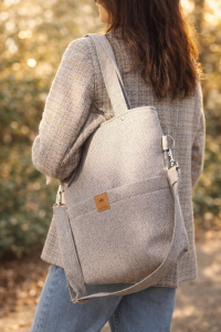 Stylowa torebka z plecionki w naturalnym beżowym kolorze. Lekka, pojemna i wygodna na co dzień. Idealna na wiosnę i lato, do miejskich i casualowych stylizacji. Naturalny look, ponadczasowy design.